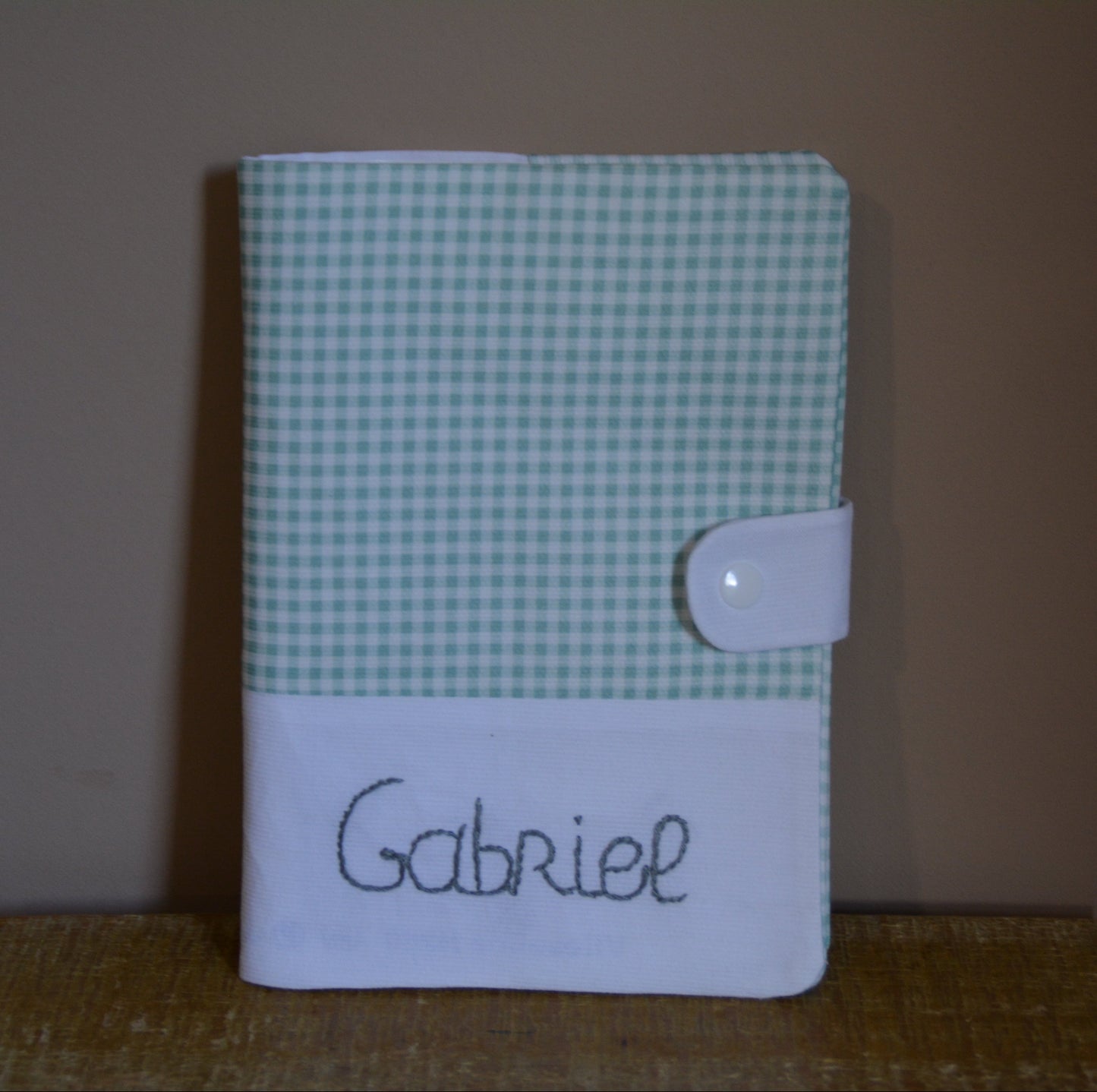 Protège carnet de santé, prénom brodé à la main