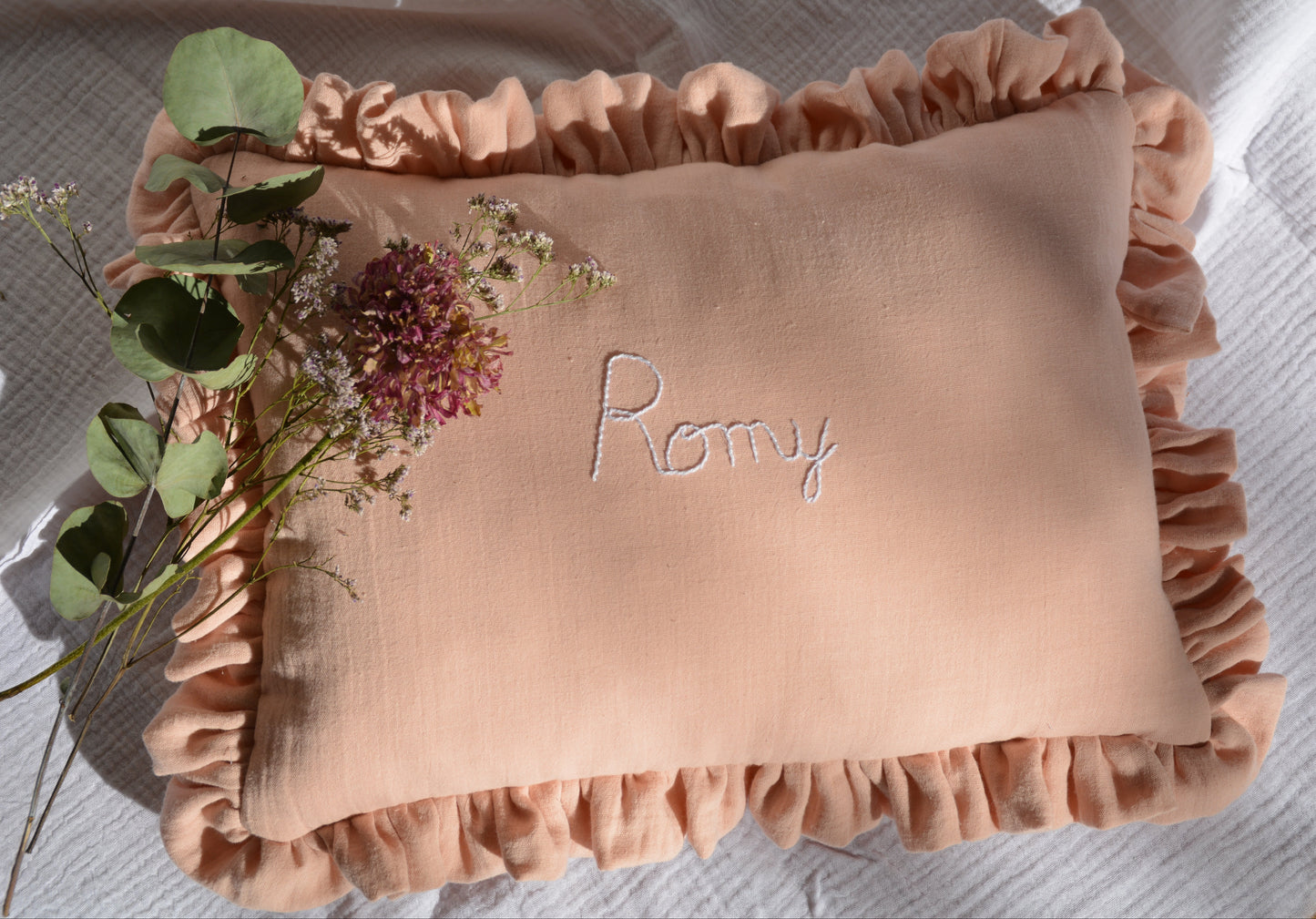 Coussin décoratif avec prénom brodé à la main