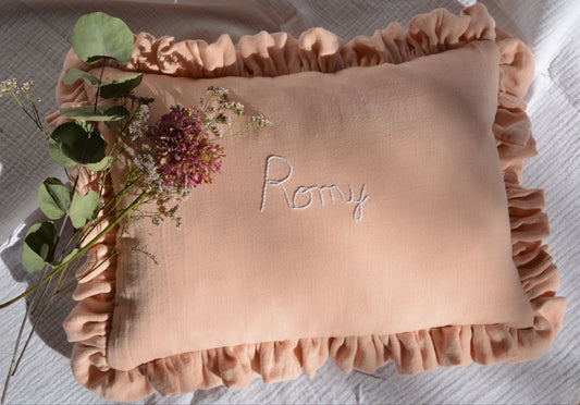 Coussin décoratif avec prénom brodé à la main
