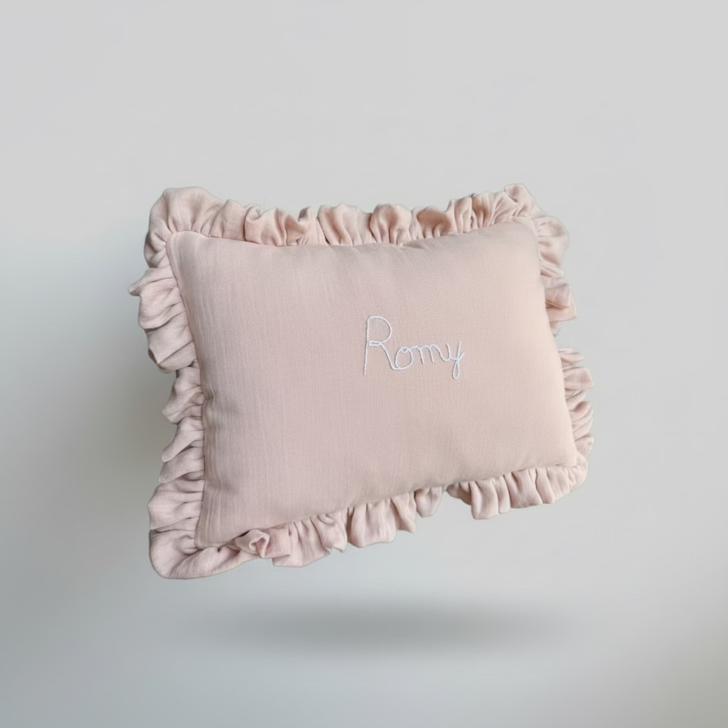 Coussin décoratif avec prénom brodé à la main
